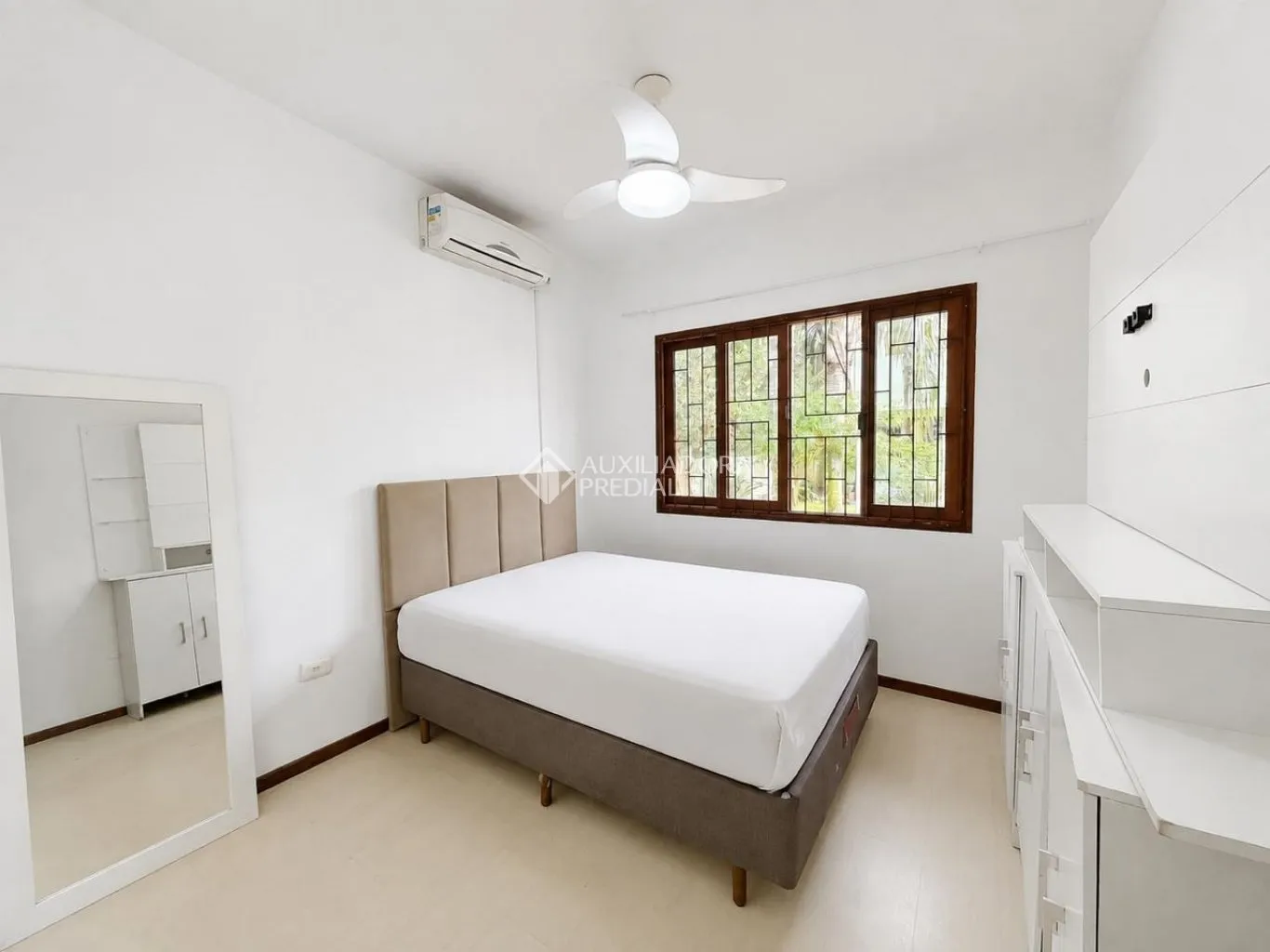 Casa de 3 dormitorios con cocina cerrada y cocina a gas