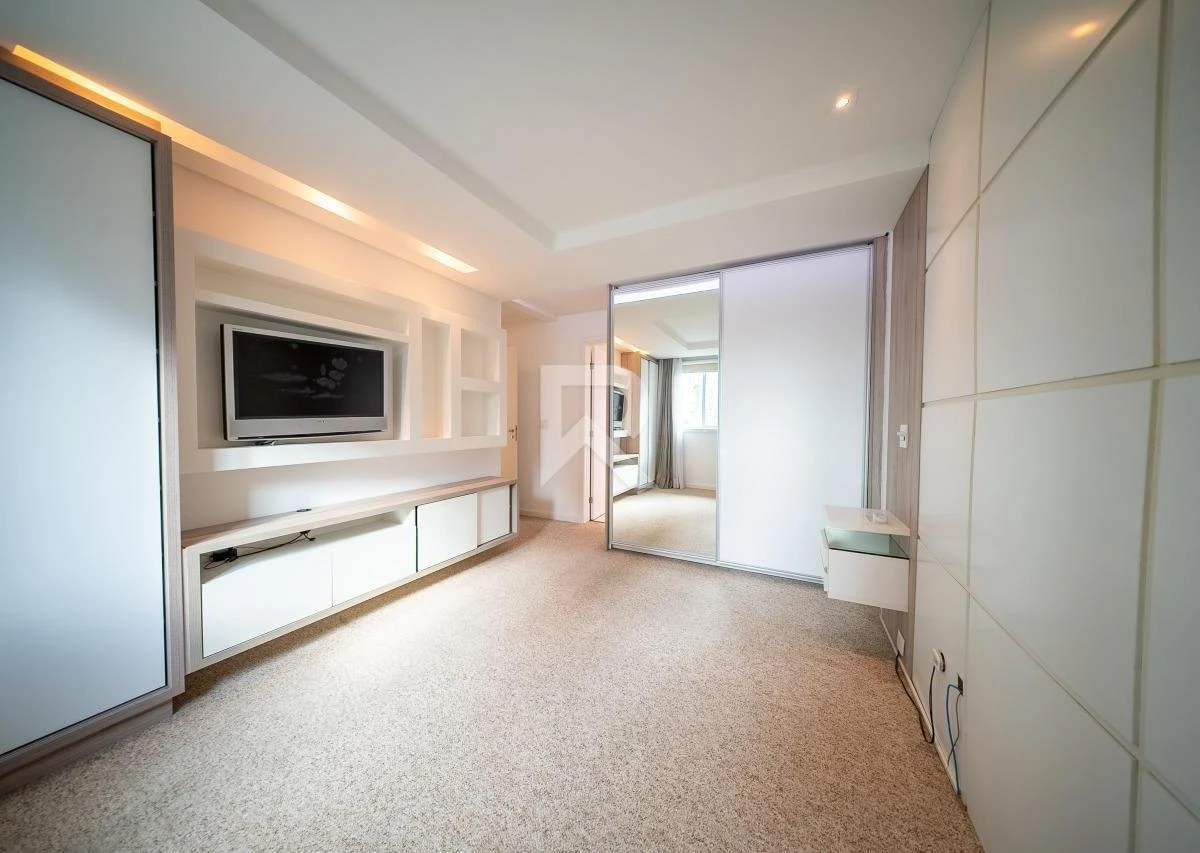 192 m² apartment with floor-to-ceiling windows and a bathtub — photo 34
