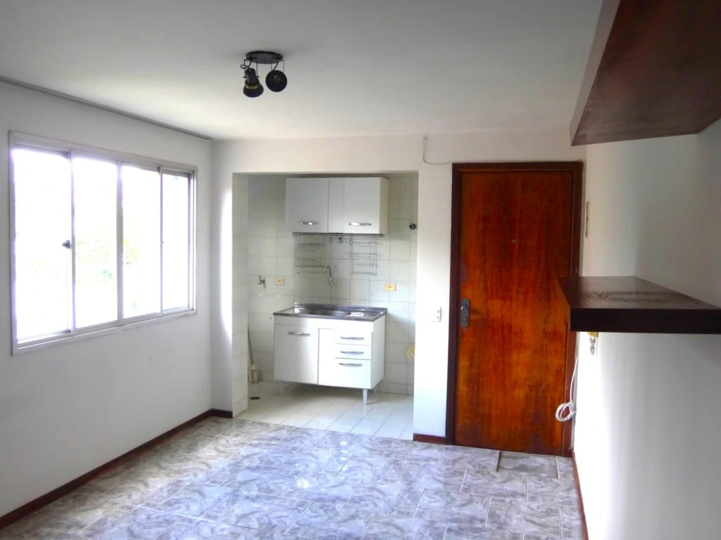 Balcony with a grill in a one-bedroom apartment, 72 m² — photo 2