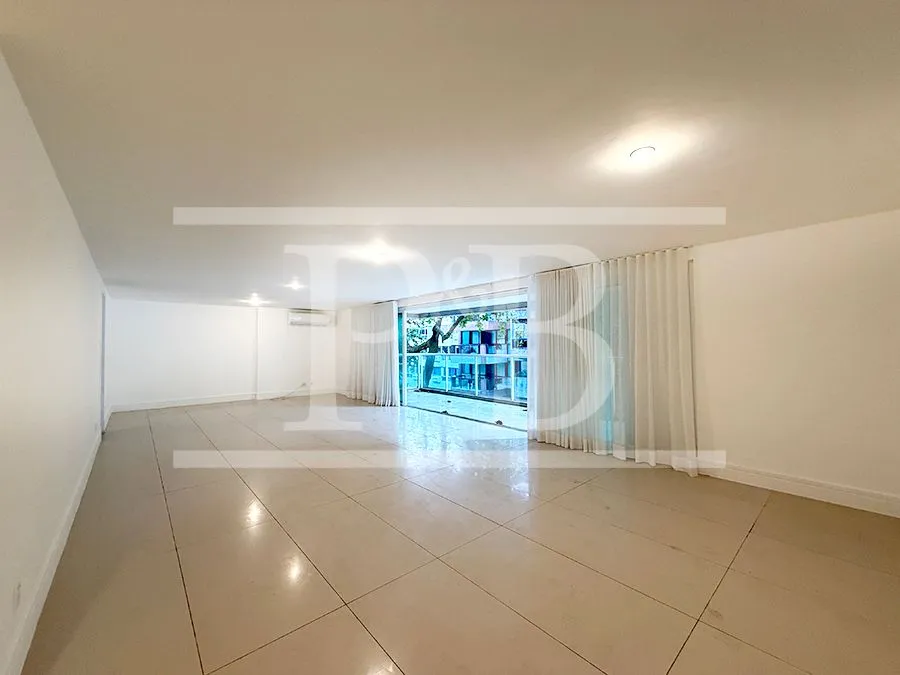 4-bedroom 300 m² apartment with a balcony — photo 5
