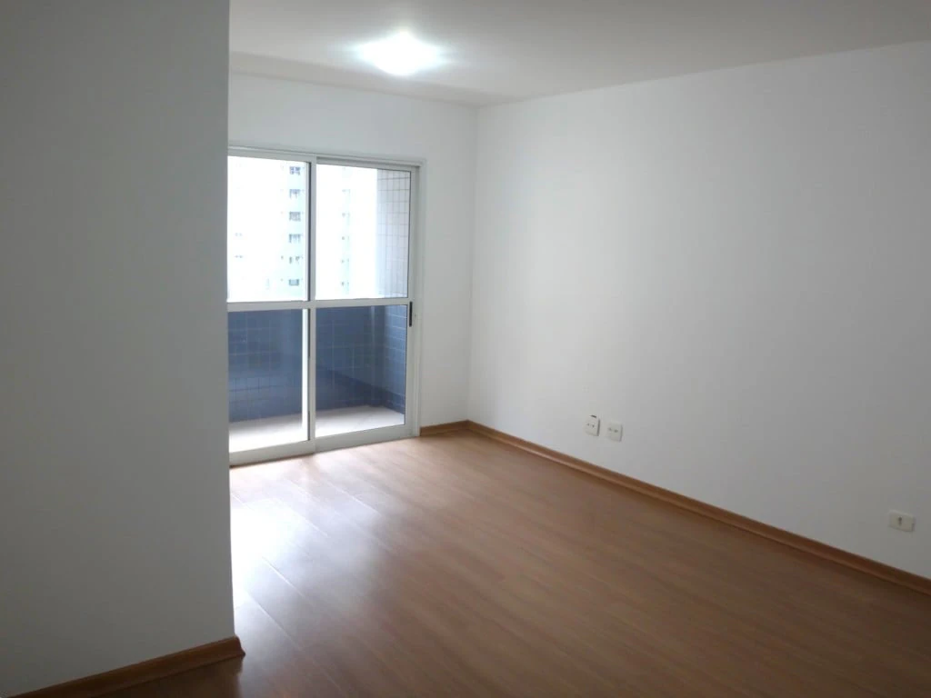 3-bedroom apartment with wood or laminate floors — photo 5