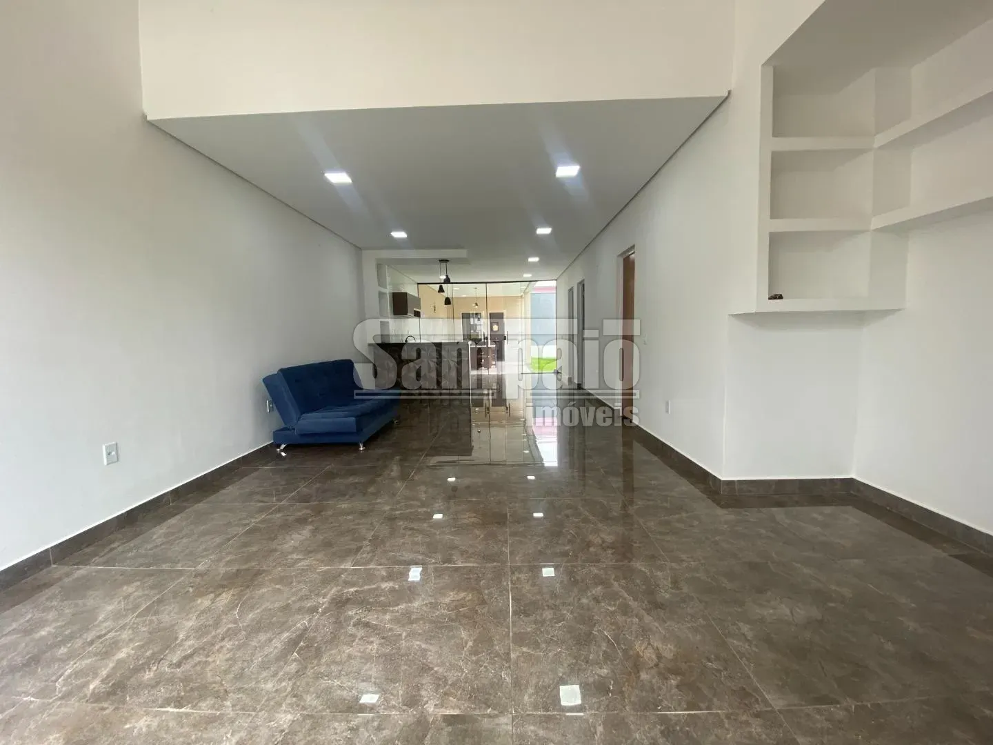 3-bedroom house, 1 with its own bathroom, 215 m²
