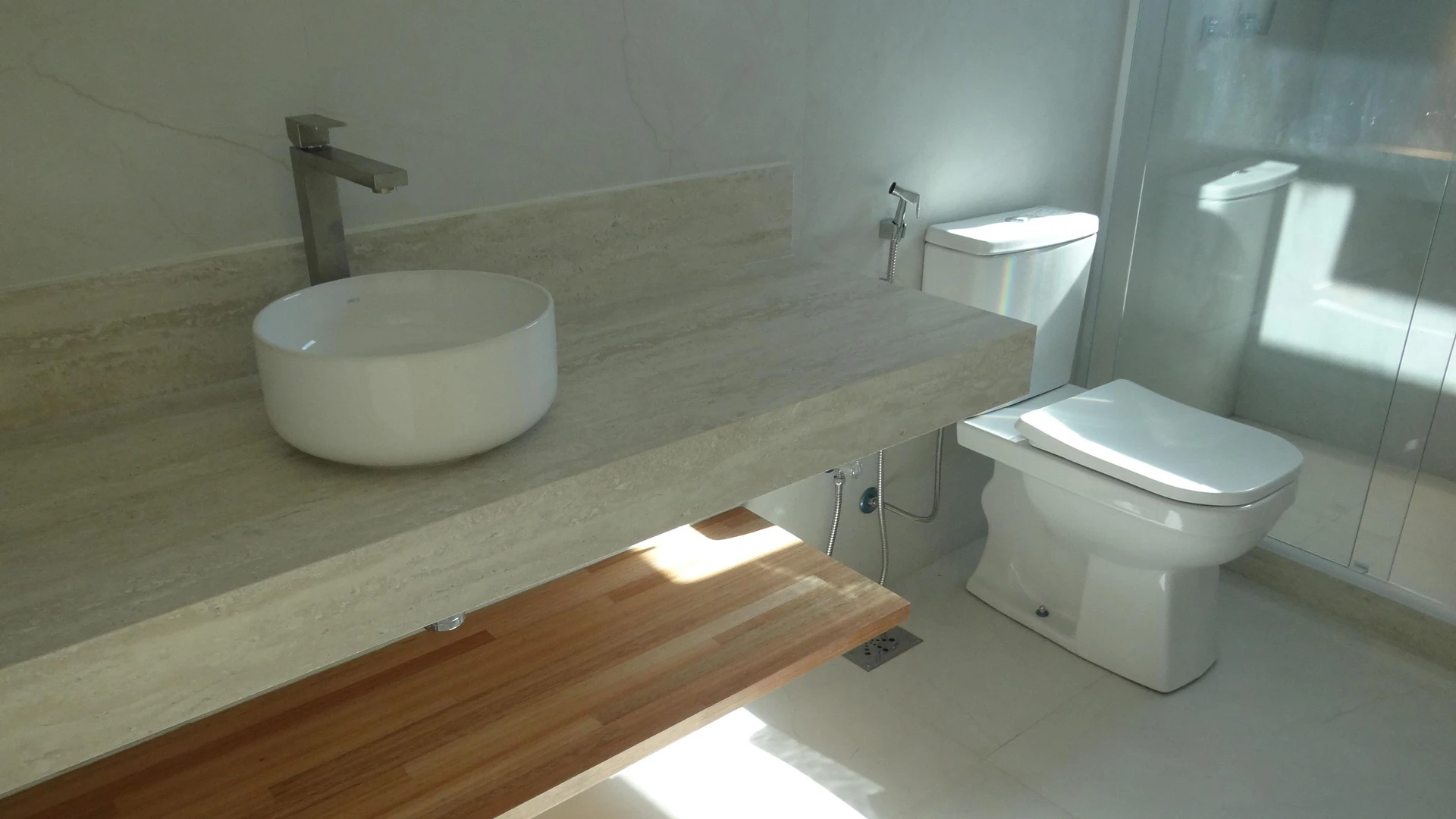 Casa de 384 m² com janelas do piso ao teto e varanda gourmet — photo 36