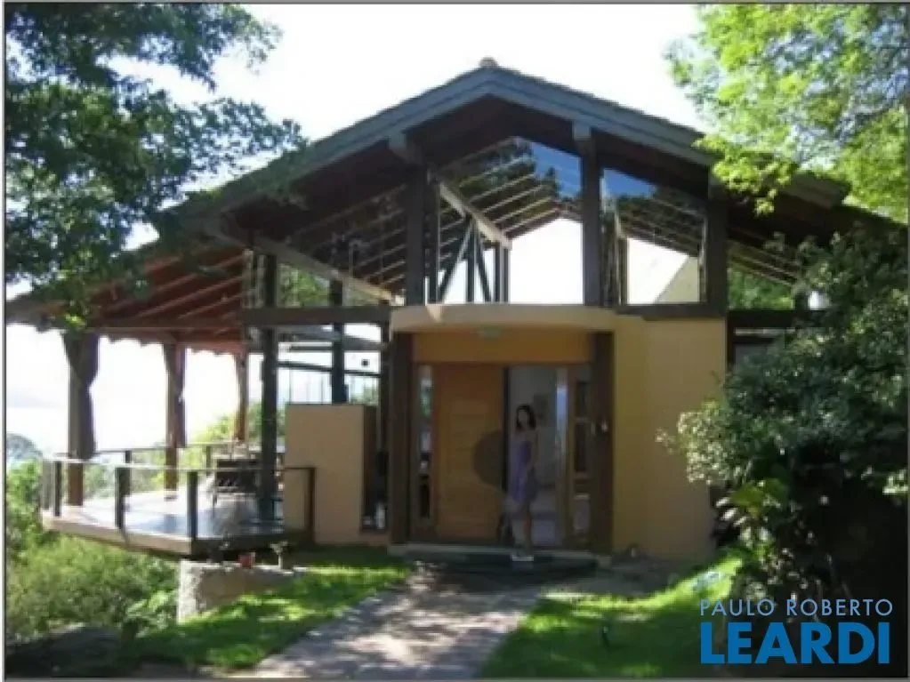 Single-story house with 5 bedrooms and floor-to-ceiling windows — photo 3