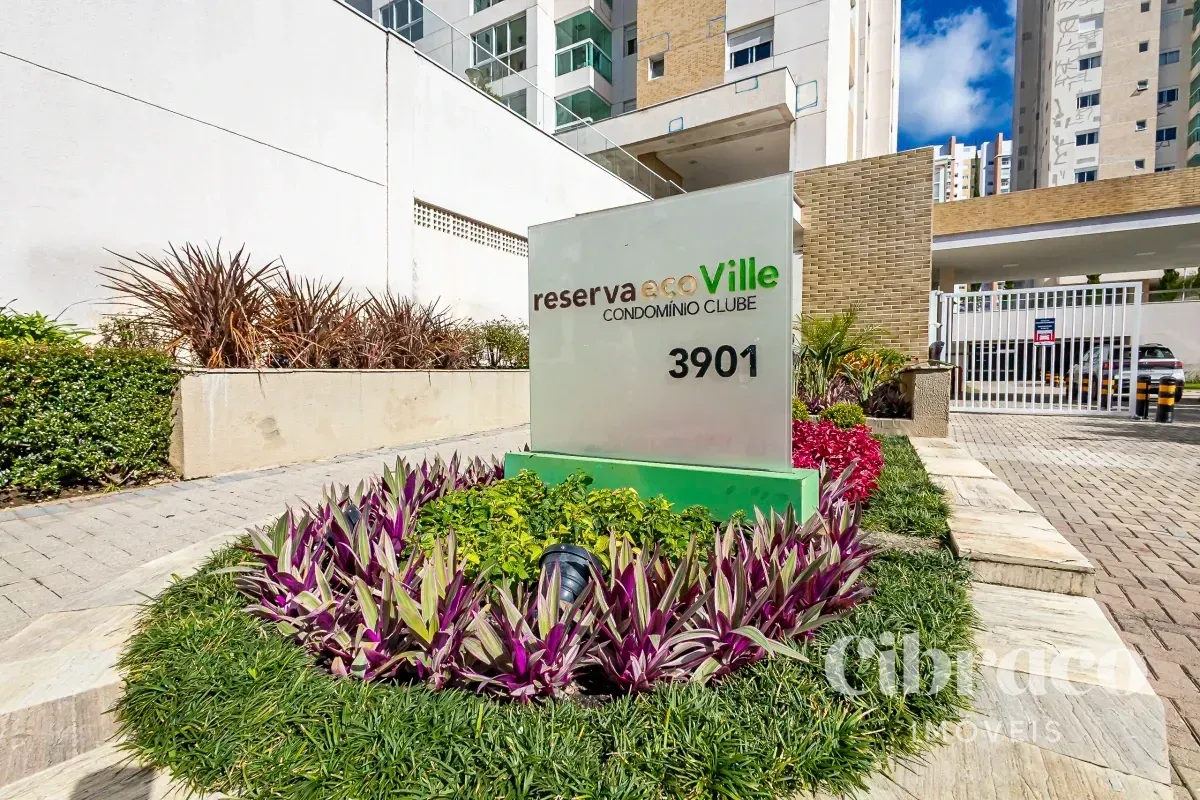 Balcony with a grill in a 4-bedroom apartment, 131 m² — photo 65