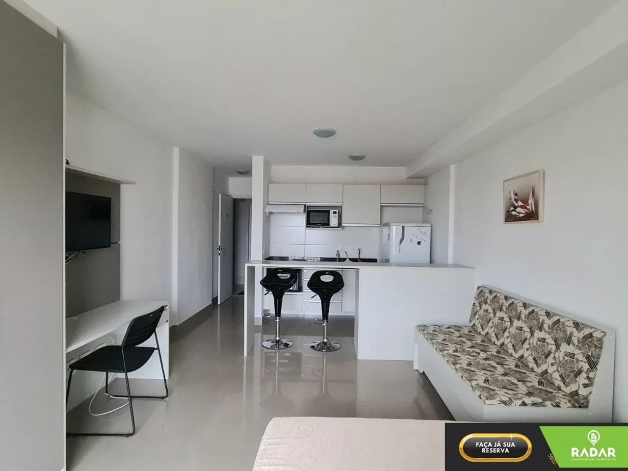 Furnished 1-bedroom apartment with open-plan kitchen — photo 4