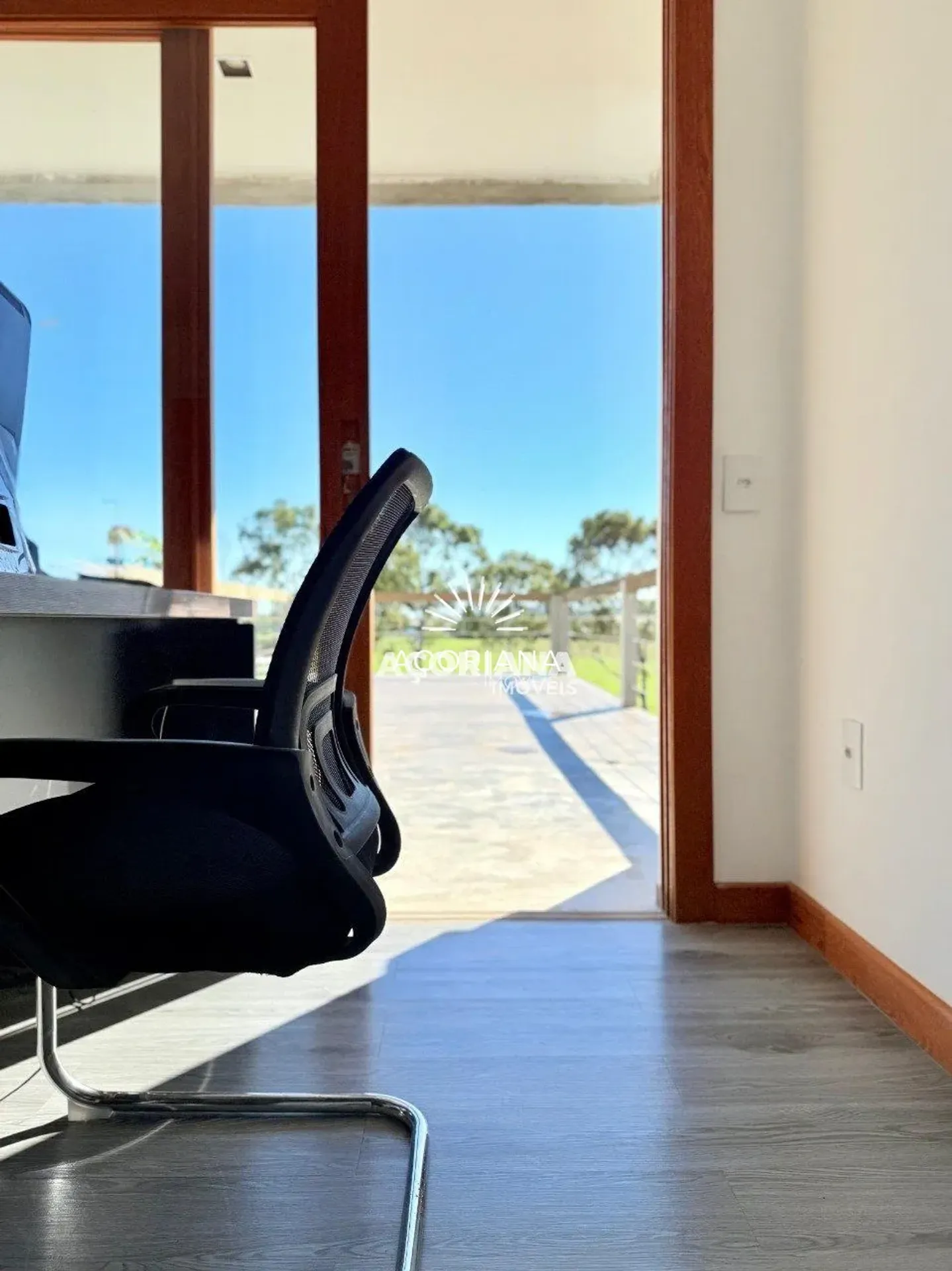 House with open-plan kitchen and 5 bedrooms over 558 m² — photo 58