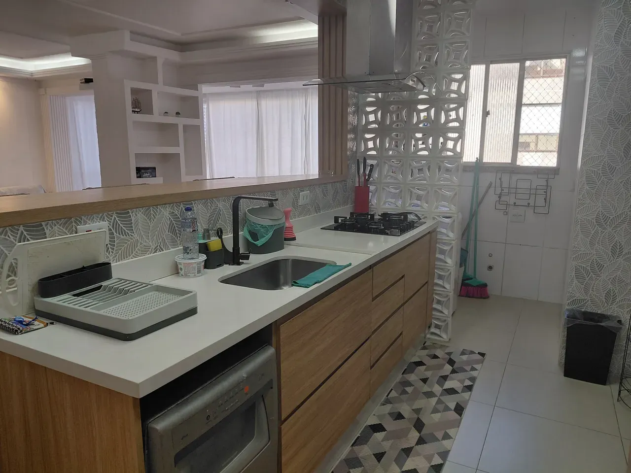 Furnished 3-bedroom apartment with glass balcony — photo 8