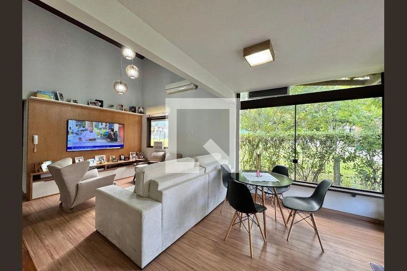 140 m² house with a walk-in closet and a home office