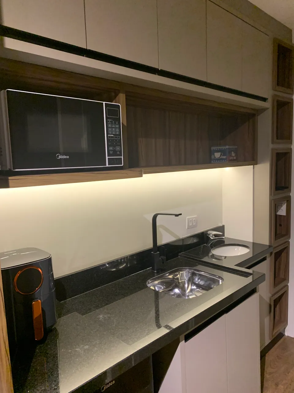Unfurnished 1-bedroom apartment with a glass shower — photo 12