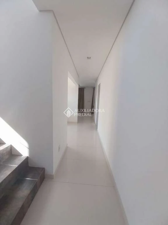 Casa com 4 quartos, 3 banheiros e 4 vagas de garagem — photo 5
