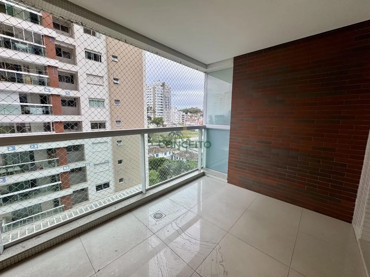 Furnished apartment, 94 m², with a glass-enclosed balcony — photo 3