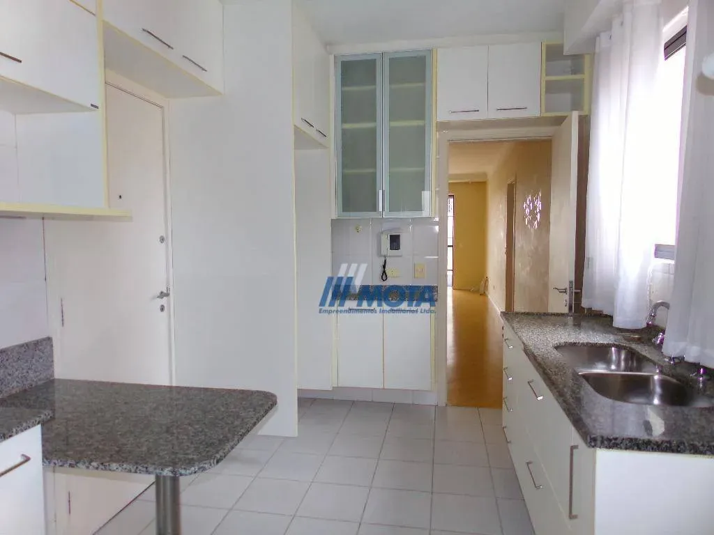 3-bedroom apartment with a bathtub — photo 21