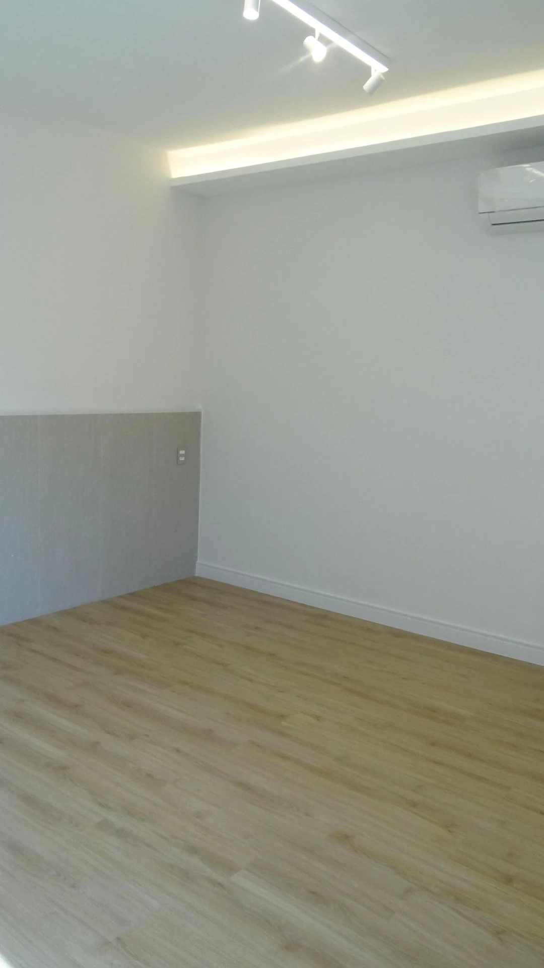 Casa de 384 m² com janelas do piso ao teto e varanda gourmet — photo 107