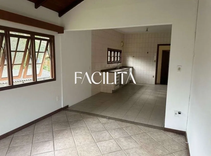 Casa com 3 quartos e jardim privativo