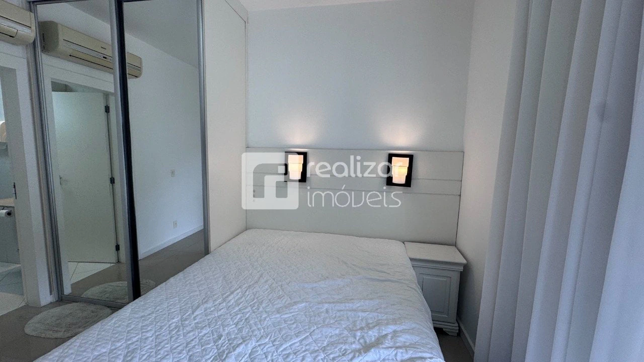 One-bedroom apartment with a mountain view — photo 14