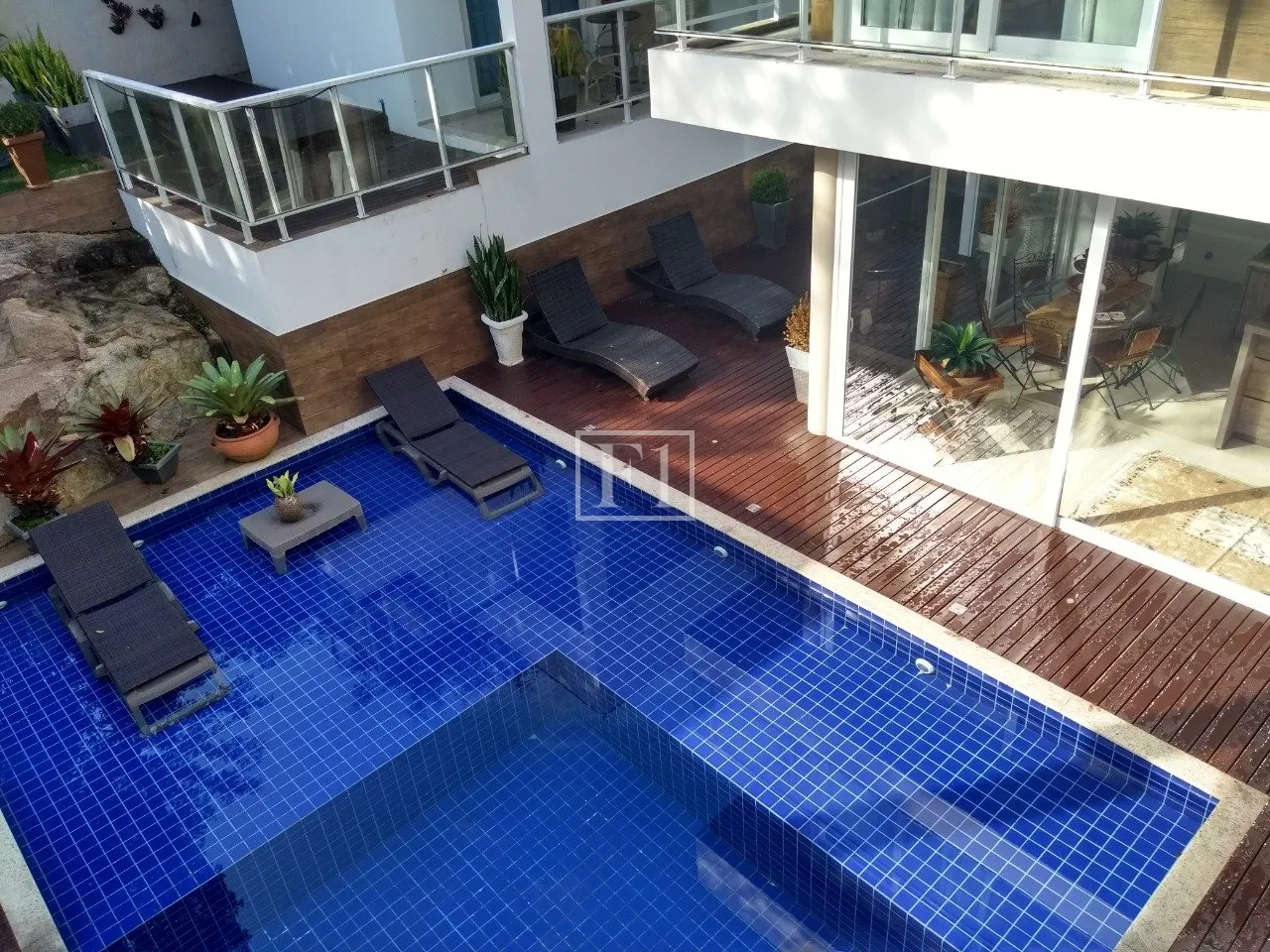 Furnished house, 450 m², with floor-to-ceiling windows — photo 6