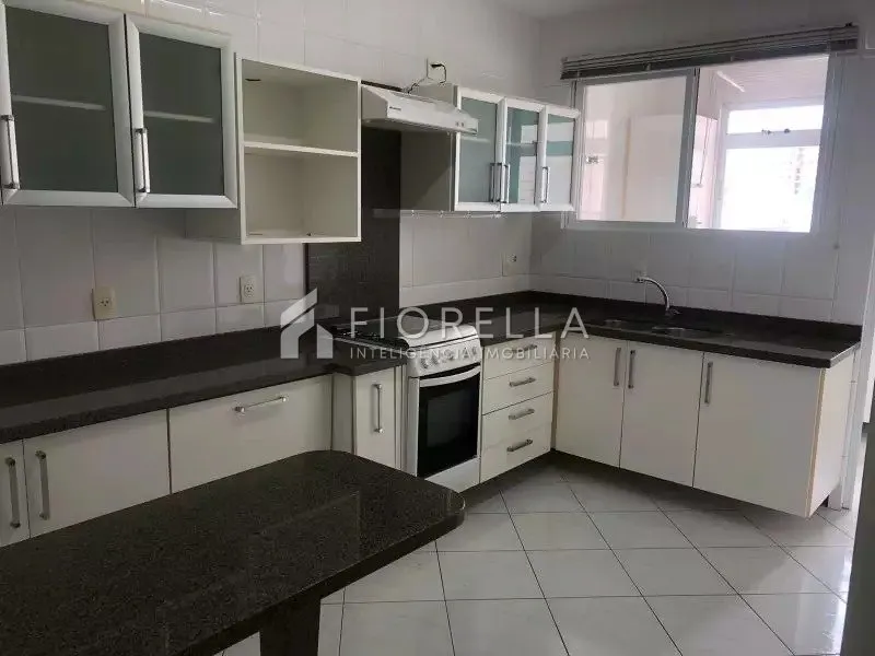3-bedroom apartment with a glass-enclosed balcony — photo 2