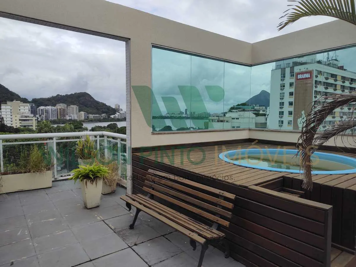 Balcony with a grill in a 2-bedroom apartment, 172 m² — photo 8