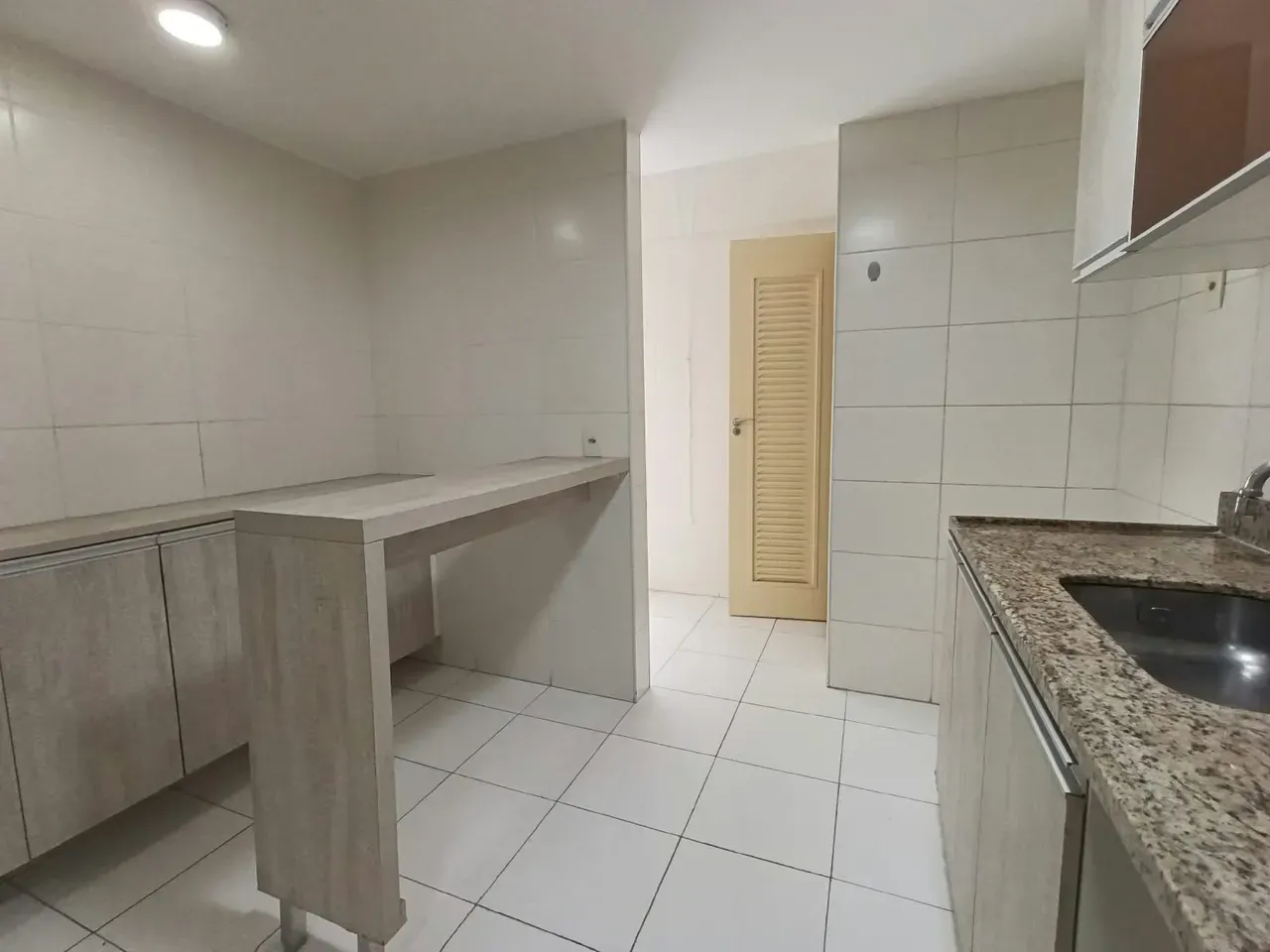 2-bedroom apartment in a building with a gym — photo 7