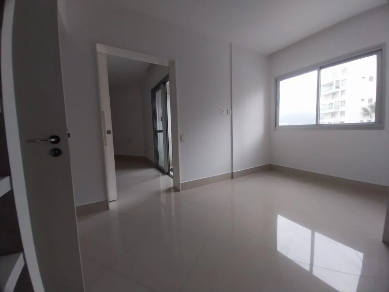 Furnished 1-bedroom apartment with open-plan kitchen — photo 5