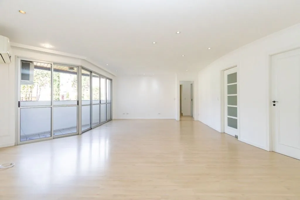 214 m² apartment with a balcony and 3 bedrooms — photo 3