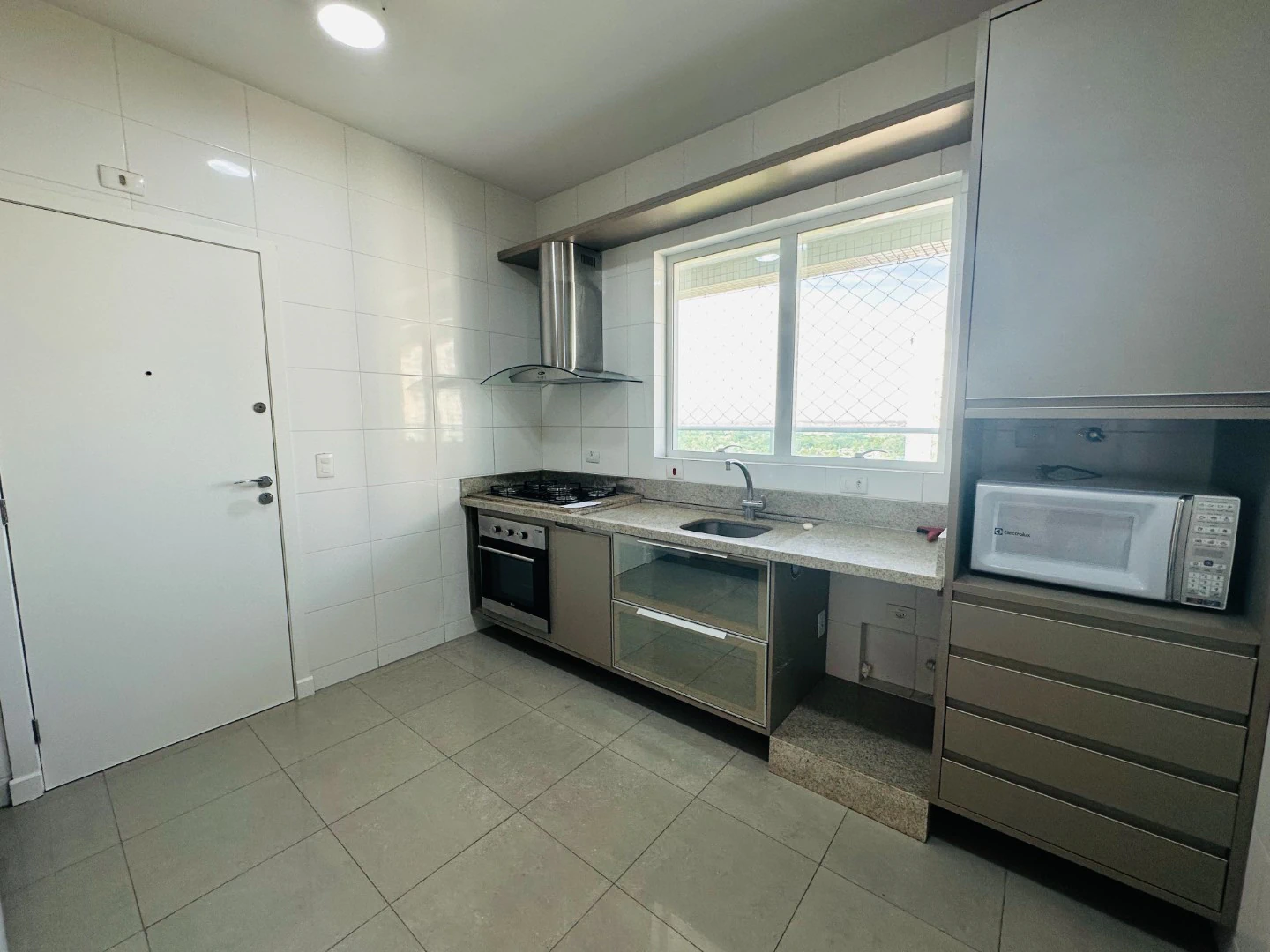4-bedroom apartment in a building with a gym — photo 11