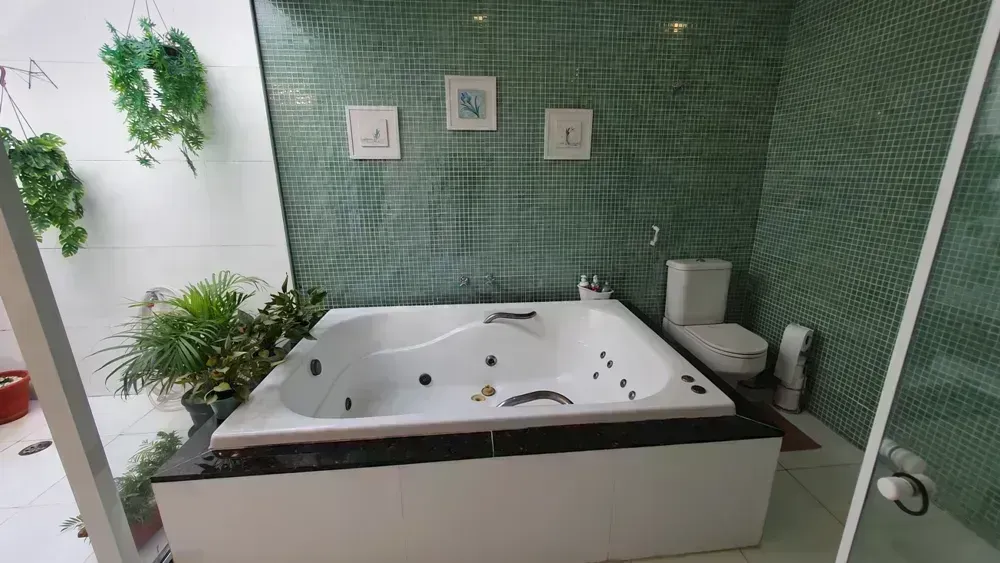 650 m² house with 6 en-suite bedrooms and 4 parking spots — photo 54