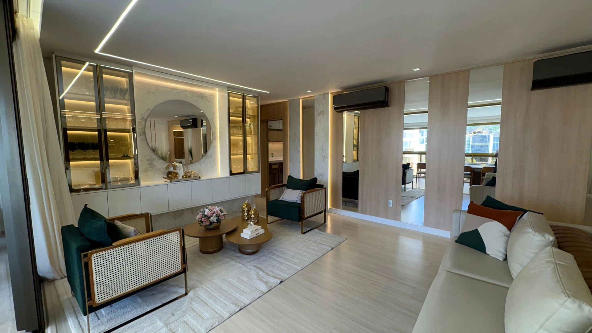 Jacuzzi in a 5-bedroom apartment, 217 m² — photo 39