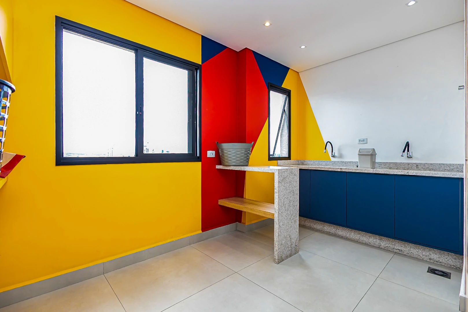 Furnished studio in a building with a coworking space — photo 22
