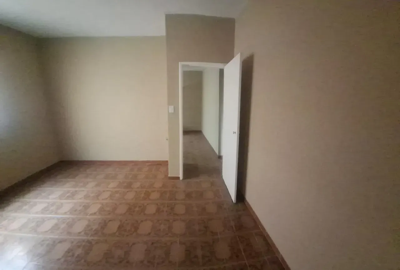 Apartamento sem mobília com 2 quartos e piso de cerâmica — photo 7