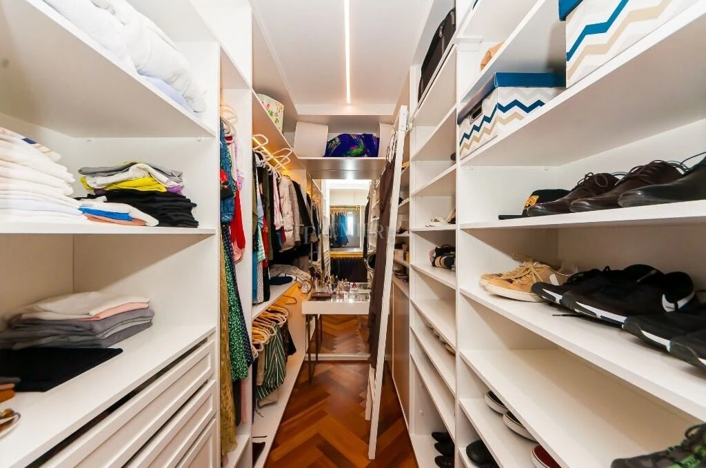 266 m² apartment with a walk-in closet and a bathtub — photo 18