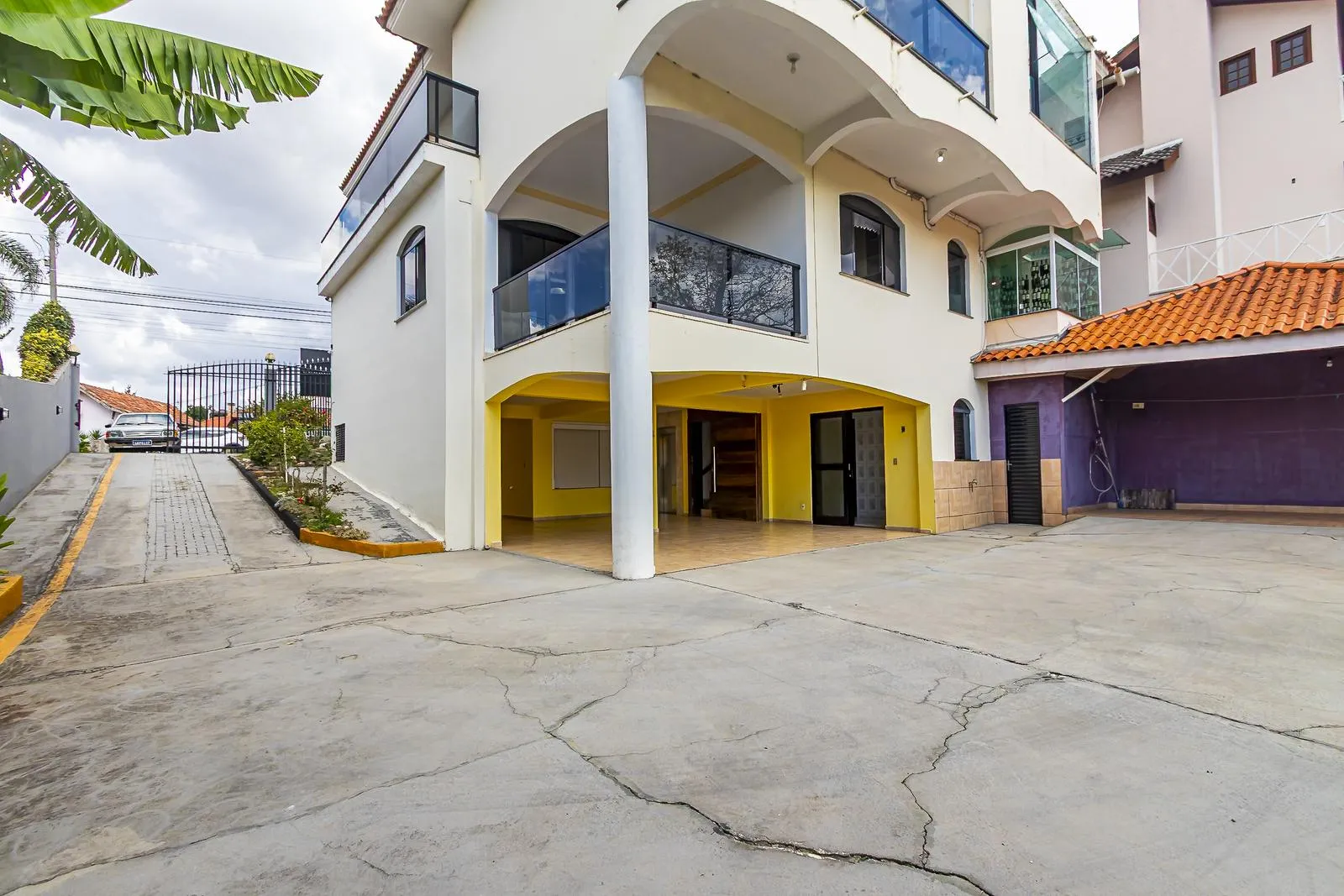 3-bedroom house with a separate kitchen and gas stove — photo 39