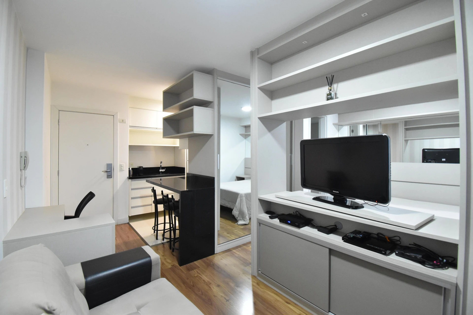Furnished studio in a building with a gym