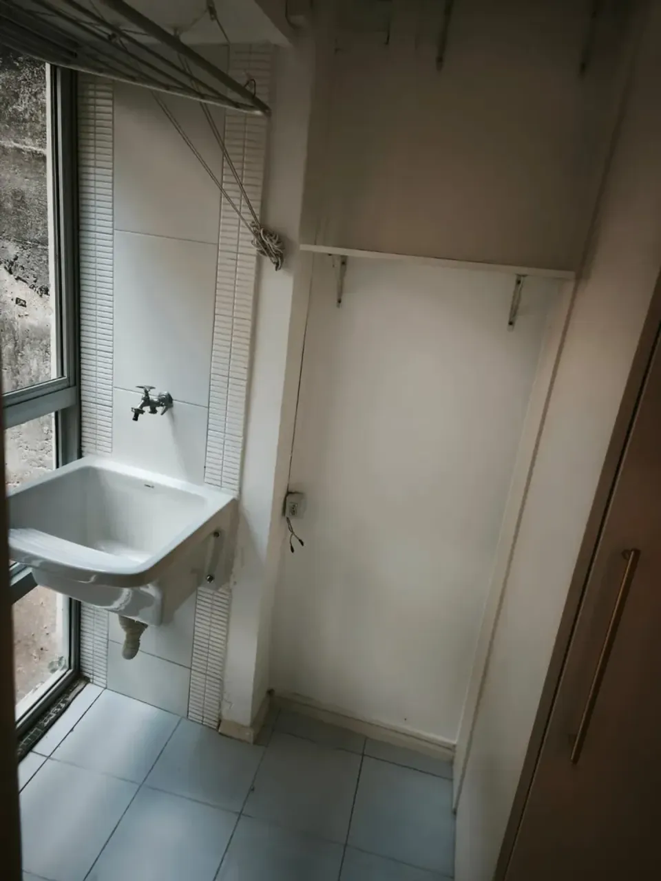 1-bedroom apartment with a closed kitchen and laundry area — photo 4
