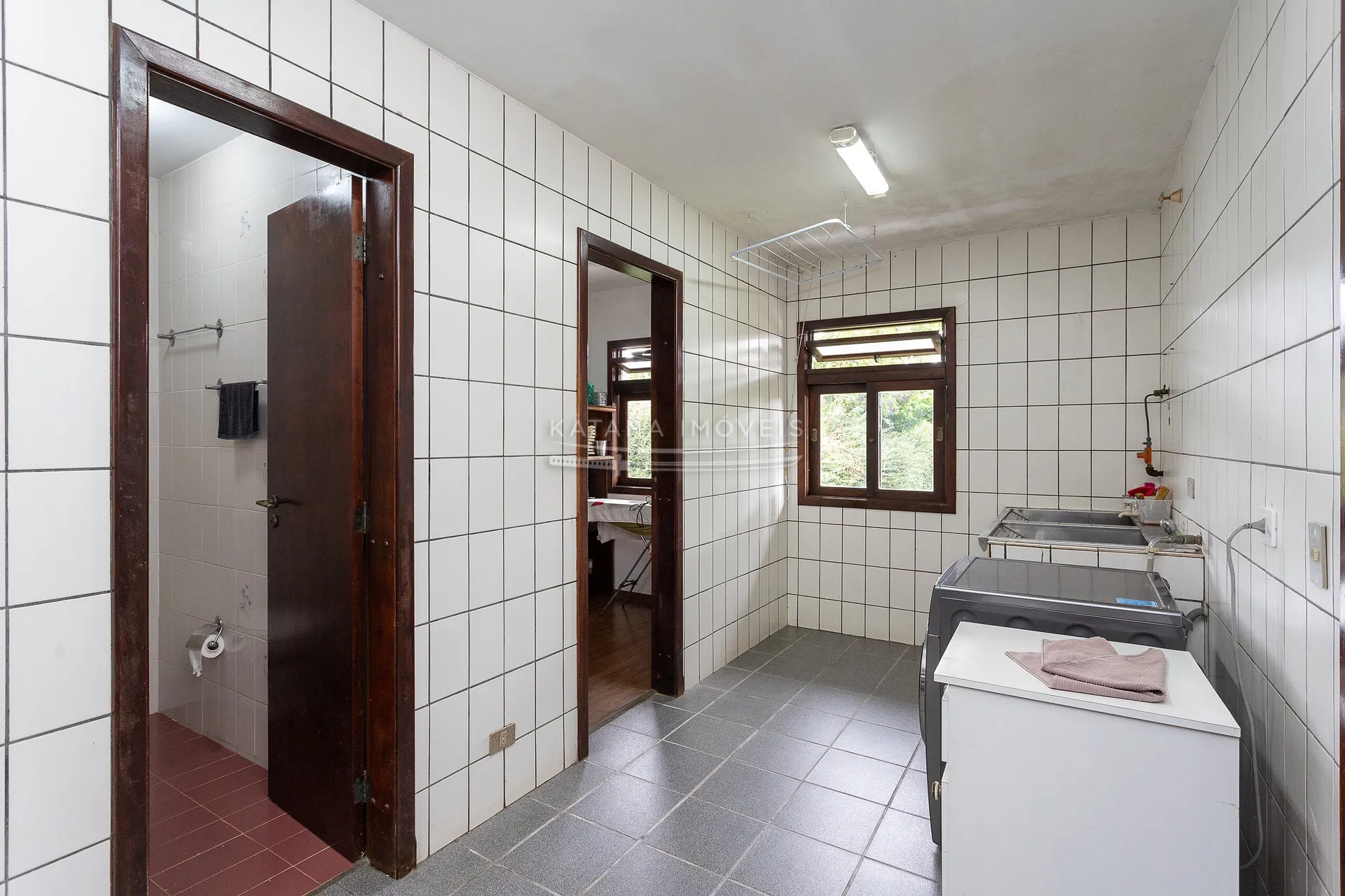 House with a closed kitchen and gas stove, 4 bedrooms — photo 31