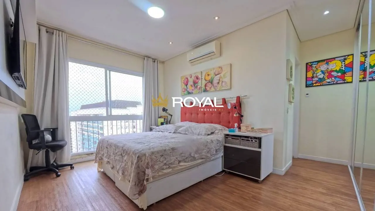4-bedroom apartment in a building with a pool — photo 20