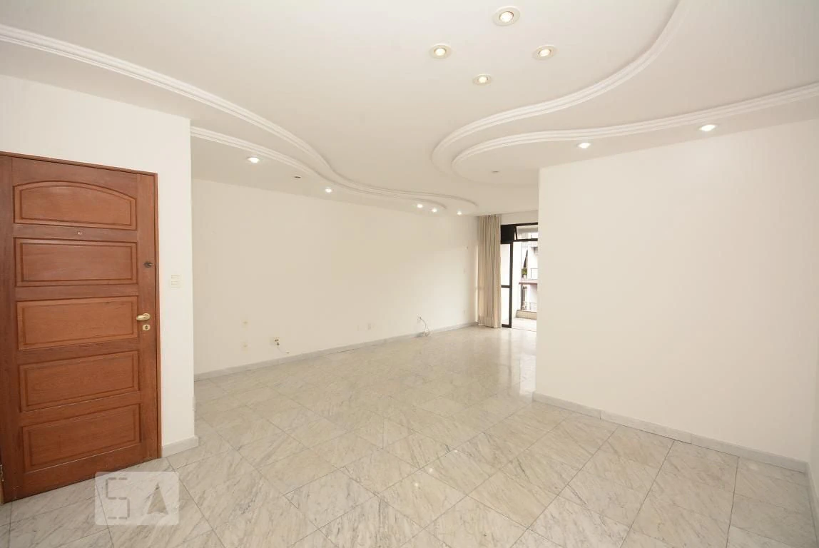 4-bedroom apartment in a building with a pool — photo 2