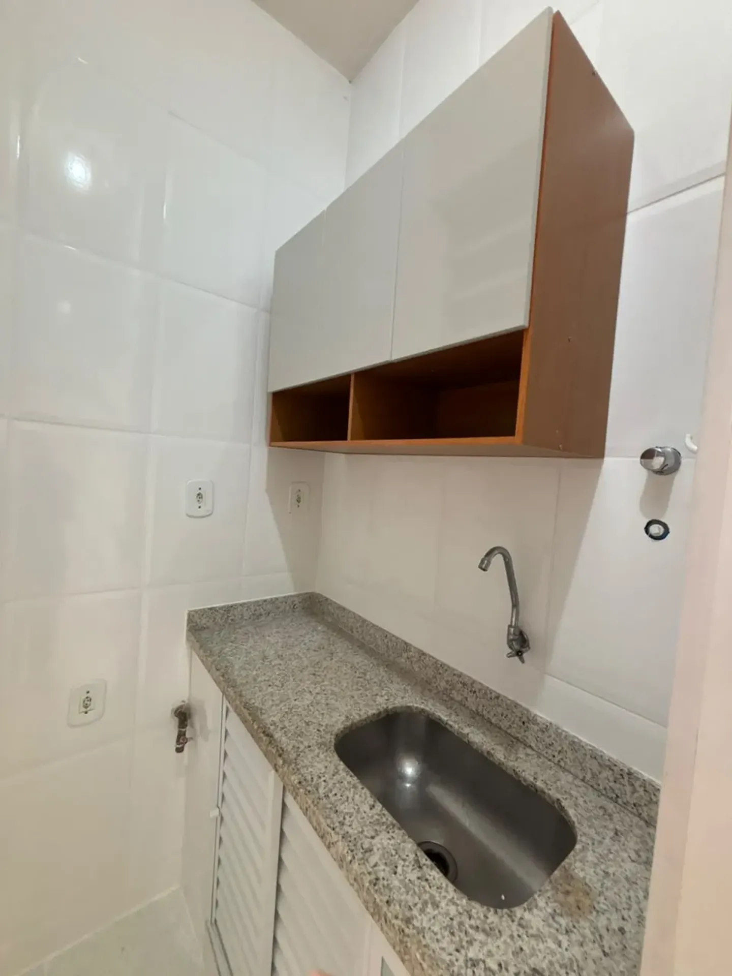 Wood or laminate floors in a one-bedroom apartment, 37 m² — photo 5