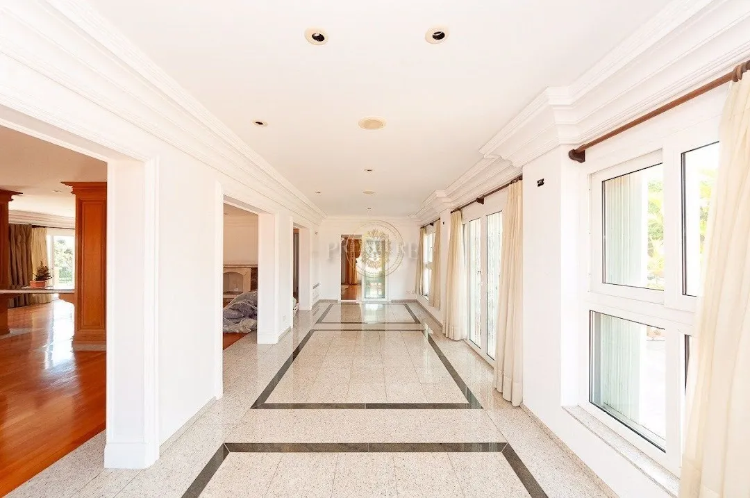 4 en-suite bedrooms with private garden, 7 bathrooms