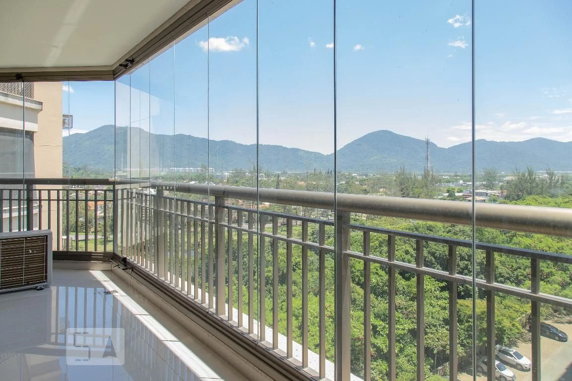 Balcony with a grill in a 2-bedroom apartment, 90 m² — photo 5