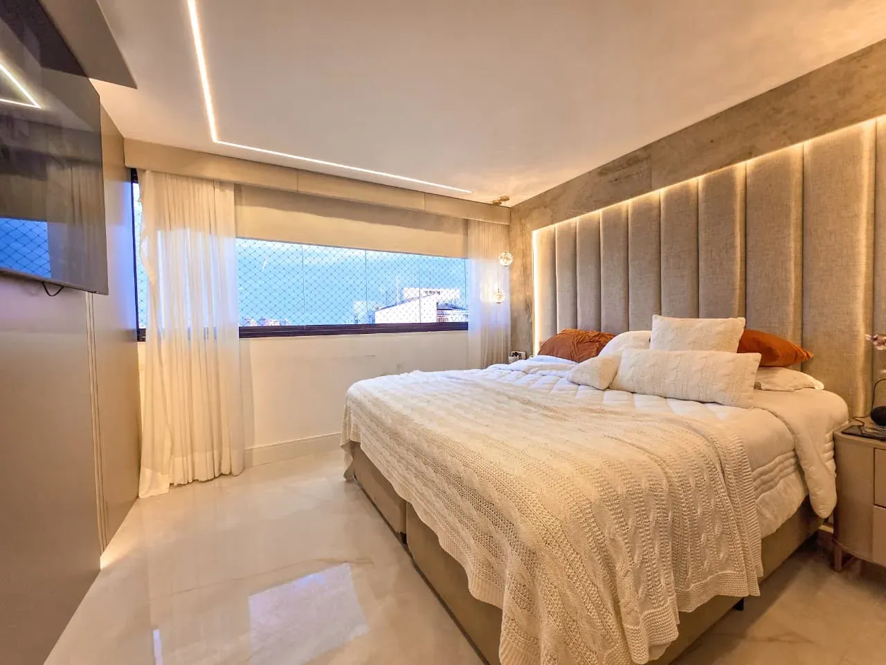 Bathtub in a 3-bedroom apartment, 240 m² — photo 6