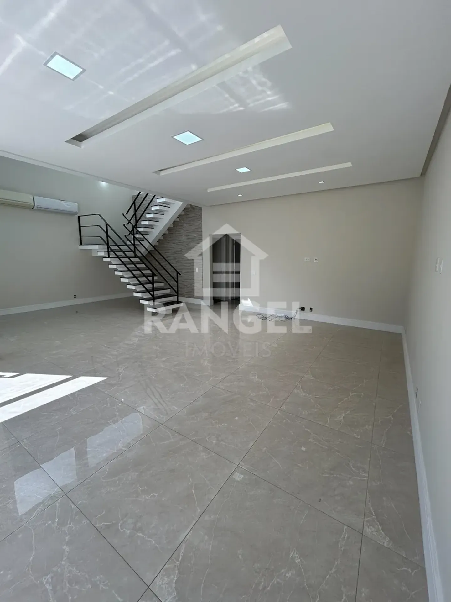 House, 350 m², with a grill on the balcony — photo 19