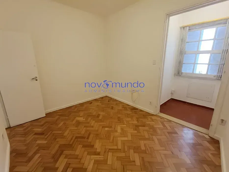 Apartamento de 3 quartos com piso de madeira ou laminado — photo 15