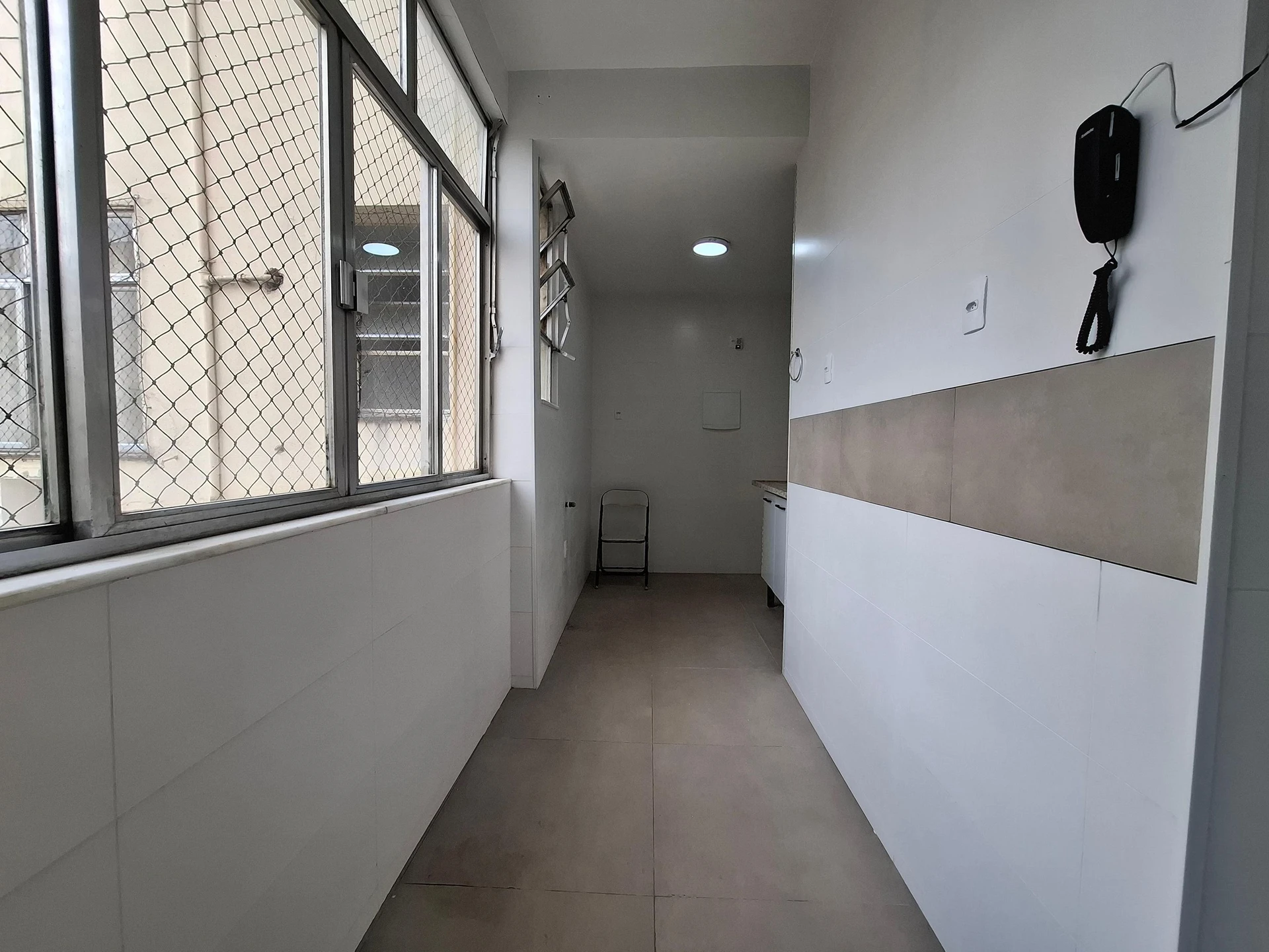 One-bedroom apartment with wood or laminate floors — photo 23