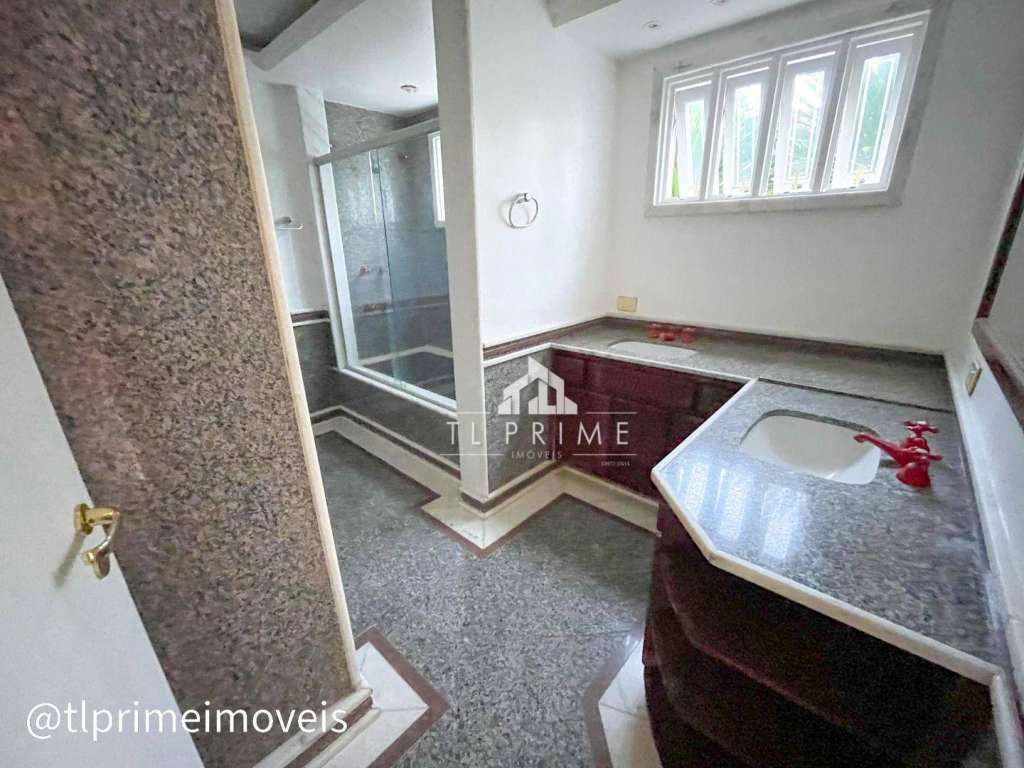 House in a gated community with 4 bedrooms and 600 m² — photo 12