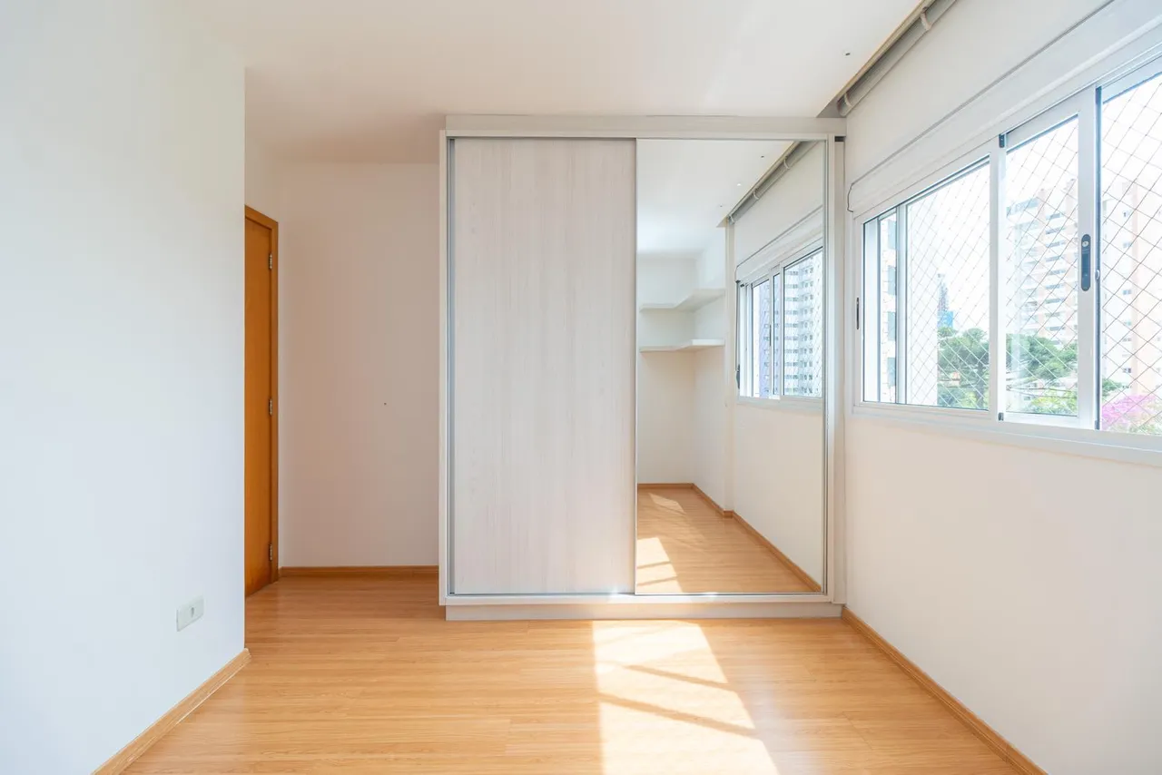 Unfurnished 3-bedroom apartment with glass balcony — photo 10