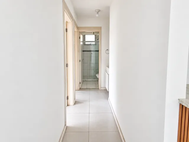 2-bedroom apartment in a building with a gym — photo 9