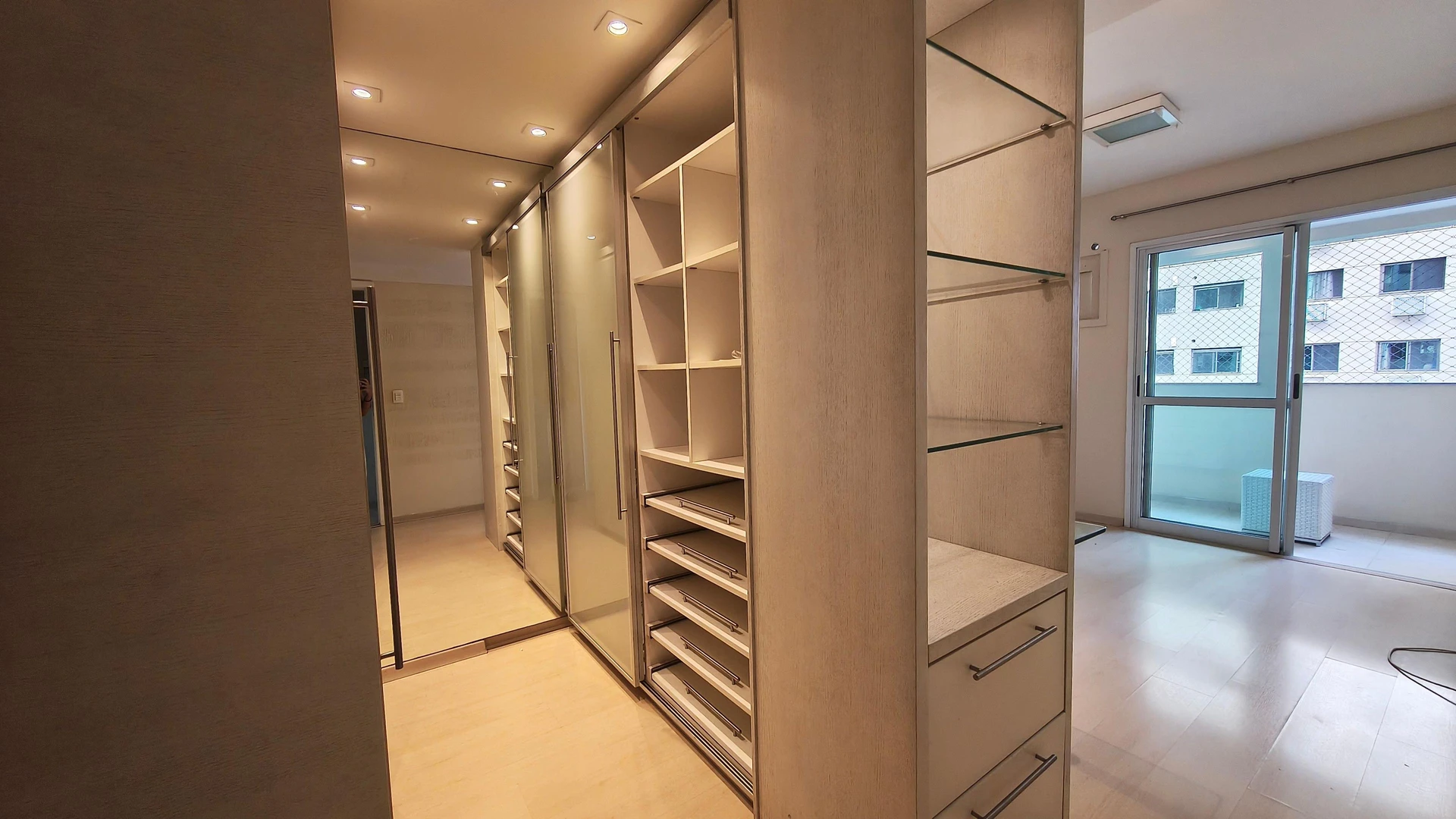 Rent-ready 2-bedroom apartment with balcony — photo 11