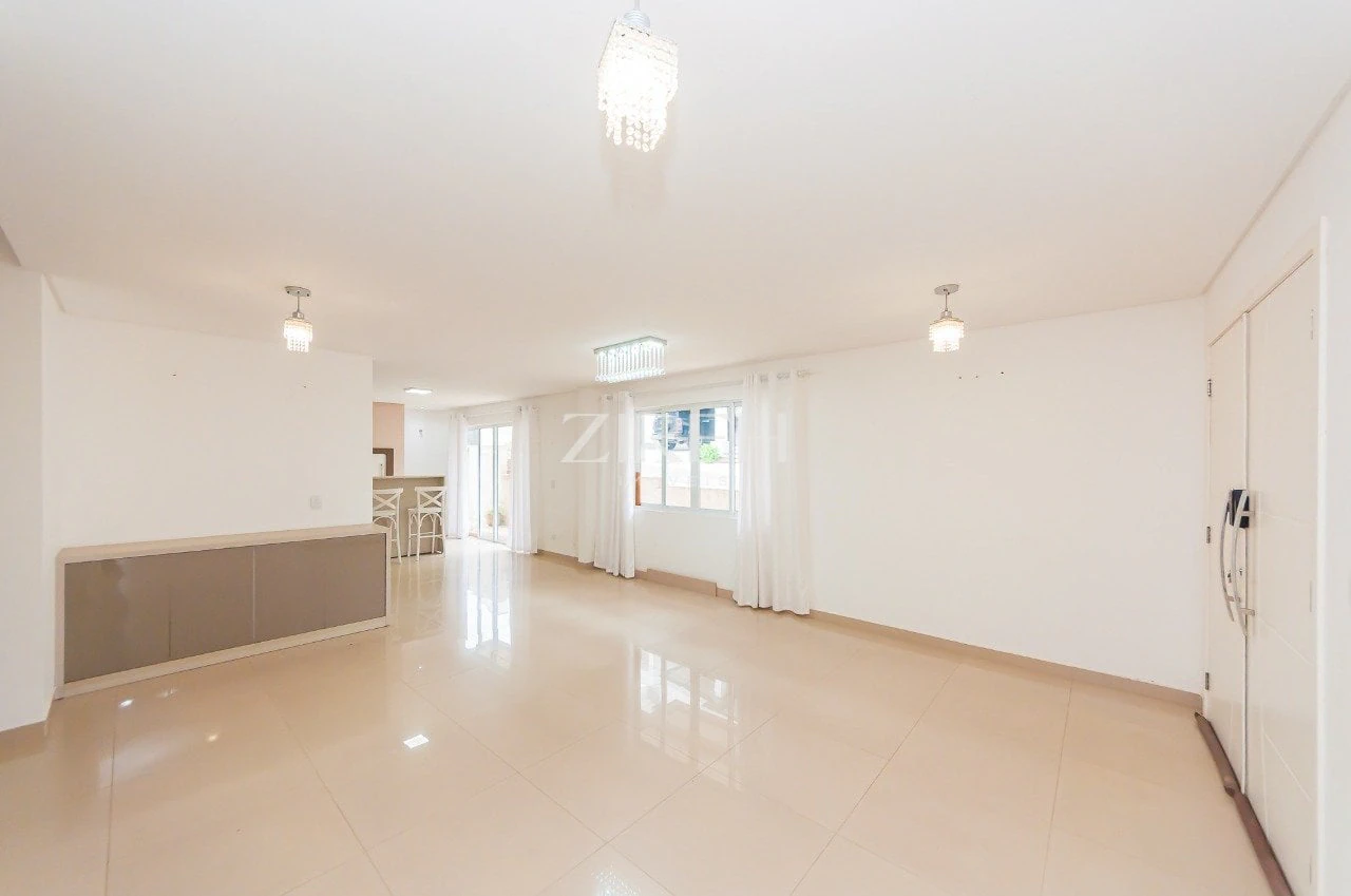 318 m² gated-home with 3 bedrooms and open kitchen